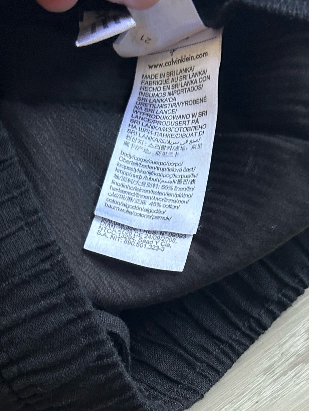 Calvin Klein | 5" Linen Pull-On Hybrid Shorts in Black (XS) - Picture 5 of 7